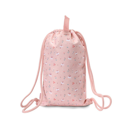 Mochila Saco Impermeable Blossom Birds de Tutete. Esta mochila de cuerda infantil es perfecta a partir de los 6 años gracias a su ligereza, gran capacidad y resistencia. Cuenta con un práctico bolsillo exterior con cremallera y un divertido tirador decorativo de silicona para guardar los accesorios más pequeños.