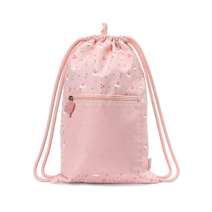 Mochila Saco Impermeable Blossom Birds de Tutete. Esta mochila de cuerda infantil es perfecta a partir de los 6 años gracias a su ligereza, gran capacidad y resistencia. Cuenta con un práctico bolsillo exterior con cremallera y un divertido tirador decorativo de silicona para guardar los accesorios más pequeños.