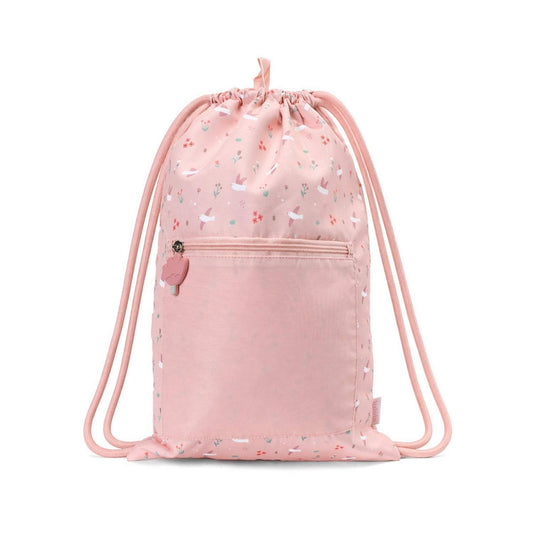 Mochila Saco Impermeable Blossom Birds de Tutete. Esta mochila de cuerda infantil es perfecta a partir de los 6 años gracias a su ligereza, gran capacidad y resistencia. Cuenta con un práctico bolsillo exterior con cremallera y un divertido tirador decorativo de silicona para guardar los accesorios más pequeños.