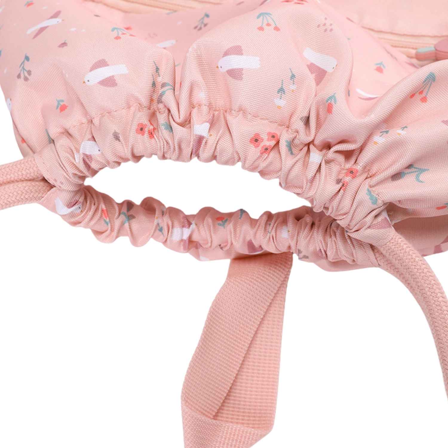 Mochila Saco Impermeable Blossom Birds de Tutete. Esta mochila de cuerda infantil es perfecta a partir de los 6 años gracias a su ligereza, gran capacidad y resistencia. Cuenta con un práctico bolsillo exterior con cremallera y un divertido tirador decorativo de silicona para guardar los accesorios más pequeños.