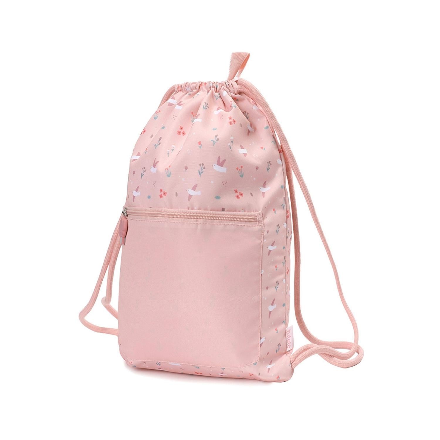 Mochila Saco Impermeable Blossom Birds de Tutete. Esta mochila de cuerda infantil es perfecta a partir de los 6 años gracias a su ligereza, gran capacidad y resistencia. Cuenta con un práctico bolsillo exterior con cremallera y un divertido tirador decorativo de silicona para guardar los accesorios más pequeños.