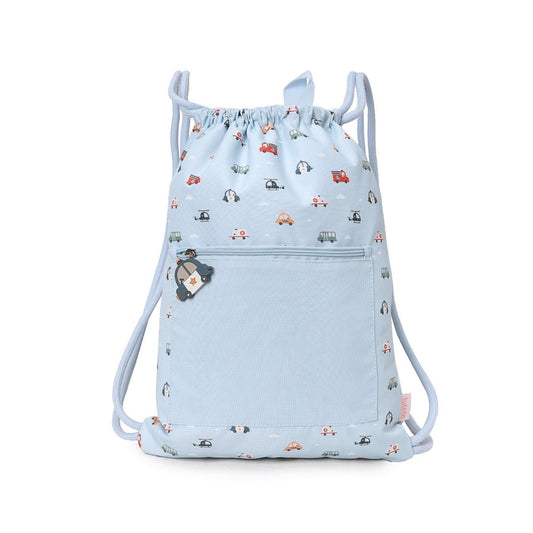 La Mochila Saco Impermeable de Tutete, con diseño exclusivo de coches de ciudad es el accesorio imprescindible para acompañar a los peques en sus días más movidos: piscina, deporte, excursiones o cualquier aventura escolar.