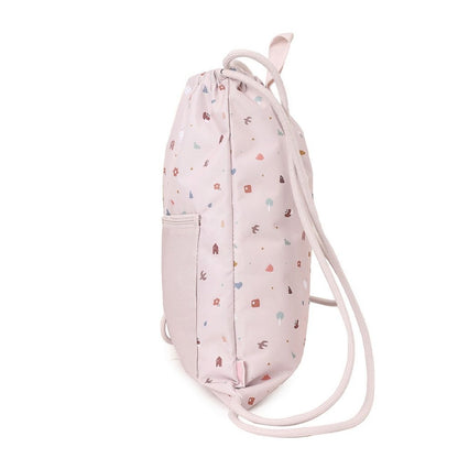  Mochila Saco Impermeable Personalizable – Colección Geometric Nature de Tutete&nbsp;

¡Que no se le olvide nada y que lo lleve todo con estilo! La Mochila Saco Impermeable de Tutete, con diseño exclusivo de Geometric Naturees el accesorio imprescindible para acompañar a los peques en sus días más movidos: piscina, deporte, excursiones o cualquier aventura escolar.

Su interior impermeable protege la ropa, toalla o material del agua y la humedad, mientras que su tejido exterior de secado rápido, hecho de pl