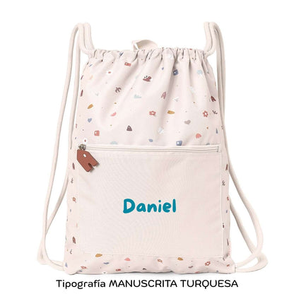 Mochila Saco Impermeable Personalizable – Colección Geometric Nature de Tutete&nbsp;

¡Que no se le olvide nada y que lo lleve todo con estilo! La Mochila Saco Impermeable de Tutete, con diseño exclusivo de Geometric Naturees el accesorio imprescindible para acompañar a los peques en sus días más movidos: piscina, deporte, excursiones o cualquier aventura escolar.

Su interior impermeable protege la ropa, toalla o material del agua y la humedad, mientras que su tejido exterior de secado rápido, hecho de pl