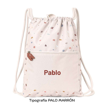  Mochila Saco Impermeable Personalizable – Colección Geometric Nature de Tutete&nbsp;

¡Que no se le olvide nada y que lo lleve todo con estilo! La Mochila Saco Impermeable de Tutete, con diseño exclusivo de Geometric Naturees el accesorio imprescindible para acompañar a los peques en sus días más movidos: piscina, deporte, excursiones o cualquier aventura escolar.

Su interior impermeable protege la ropa, toalla o material del agua y la humedad, mientras que su tejido exterior de secado rápido, hecho de pl