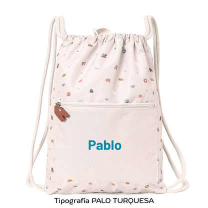  Mochila Saco Impermeable Personalizable – Colección Geometric Nature de Tutete&nbsp;

¡Que no se le olvide nada y que lo lleve todo con estilo! La Mochila Saco Impermeable de Tutete, con diseño exclusivo de Geometric Naturees el accesorio imprescindible para acompañar a los peques en sus días más movidos: piscina, deporte, excursiones o cualquier aventura escolar.

Su interior impermeable protege la ropa, toalla o material del agua y la humedad, mientras que su tejido exterior de secado rápido, hecho de pl