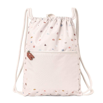  Mochila Saco Impermeable Personalizable – Colección Geometric Nature de Tutete&nbsp;

¡Que no se le olvide nada y que lo lleve todo con estilo! La Mochila Saco Impermeable de Tutete, con diseño exclusivo de Geometric Naturees el accesorio imprescindible para acompañar a los peques en sus días más movidos: piscina, deporte, excursiones o cualquier aventura escolar.

Su interior impermeable protege la ropa, toalla o material del agua y la humedad, mientras que su tejido exterior de secado rápido, hecho de pl