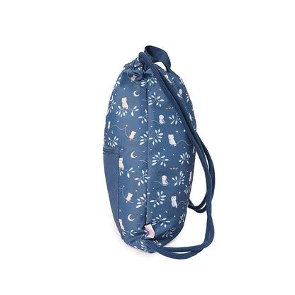 La Mochila Saco Impermeable de Tutete, con diseño exclusivo de coches de ciudad es el accesorio imprescindible para acompañar a los peques en sus días más movidos: piscina, deporte, excursiones o cualquier aventura escolar.

Su interior impermeable protege la ropa, toalla o material del agua y la humedad, mientras que su tejido exterior de secado rápido, hecho de plástico reciclado (RPET), la convierte en una opción práctica, ligera y respetuosa con el planeta.