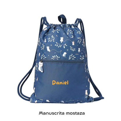 La Mochila Saco Impermeable de Tutete, con diseño exclusivo de coches de ciudad es el accesorio imprescindible para acompañar a los peques en sus días más movidos: piscina, deporte, excursiones o cualquier aventura escolar.

Su interior impermeable protege la ropa, toalla o material del agua y la humedad, mientras que su tejido exterior de secado rápido, hecho de plástico reciclado (RPET), la convierte en una opción práctica, ligera y respetuosa con el planeta.