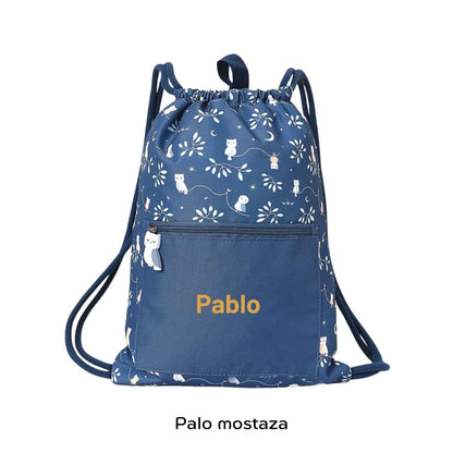 La Mochila Saco Impermeable de Tutete, con diseño exclusivo de coches de ciudad es el accesorio imprescindible para acompañar a los peques en sus días más movidos: piscina, deporte, excursiones o cualquier aventura escolar.

Su interior impermeable protege la ropa, toalla o material del agua y la humedad, mientras que su tejido exterior de secado rápido, hecho de plástico reciclado (RPET), la convierte en una opción práctica, ligera y respetuosa con el planeta.