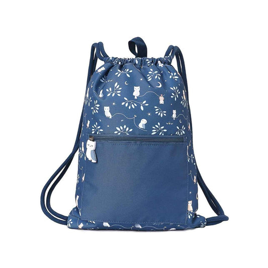 La Mochila Saco Impermeable de Tutete, con diseño exclusivo de coches de ciudad es el accesorio imprescindible para acompañar a los peques en sus días más movidos: piscina, deporte, excursiones o cualquier aventura escolar.

Su interior impermeable protege la ropa, toalla o material del agua y la humedad, mientras que su tejido exterior de secado rápido, hecho de plástico reciclado (RPET), la convierte en una opción práctica, ligera y respetuosa con el planeta.