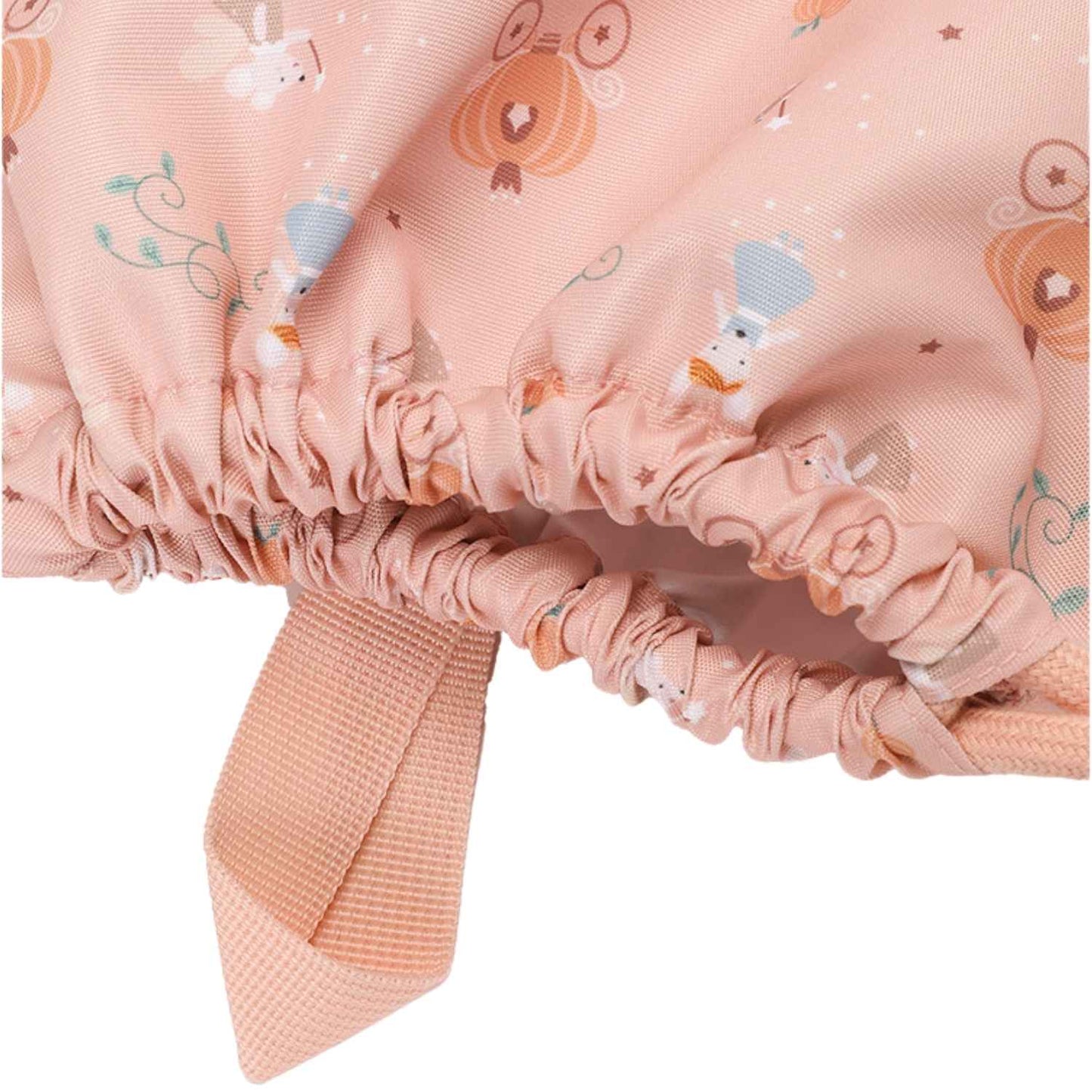 Mochila Saco Impermeable Mouse Fairies de Tutete. Esta mochila de cuerda infantil es perfecta a partir de los 6 años gracias a su ligereza, gran capacidad y resistencia. Cuenta con un práctico bolsillo exterior con cremallera y un divertido tirador decorativo de silicona para guardar los accesorios más pequeños.