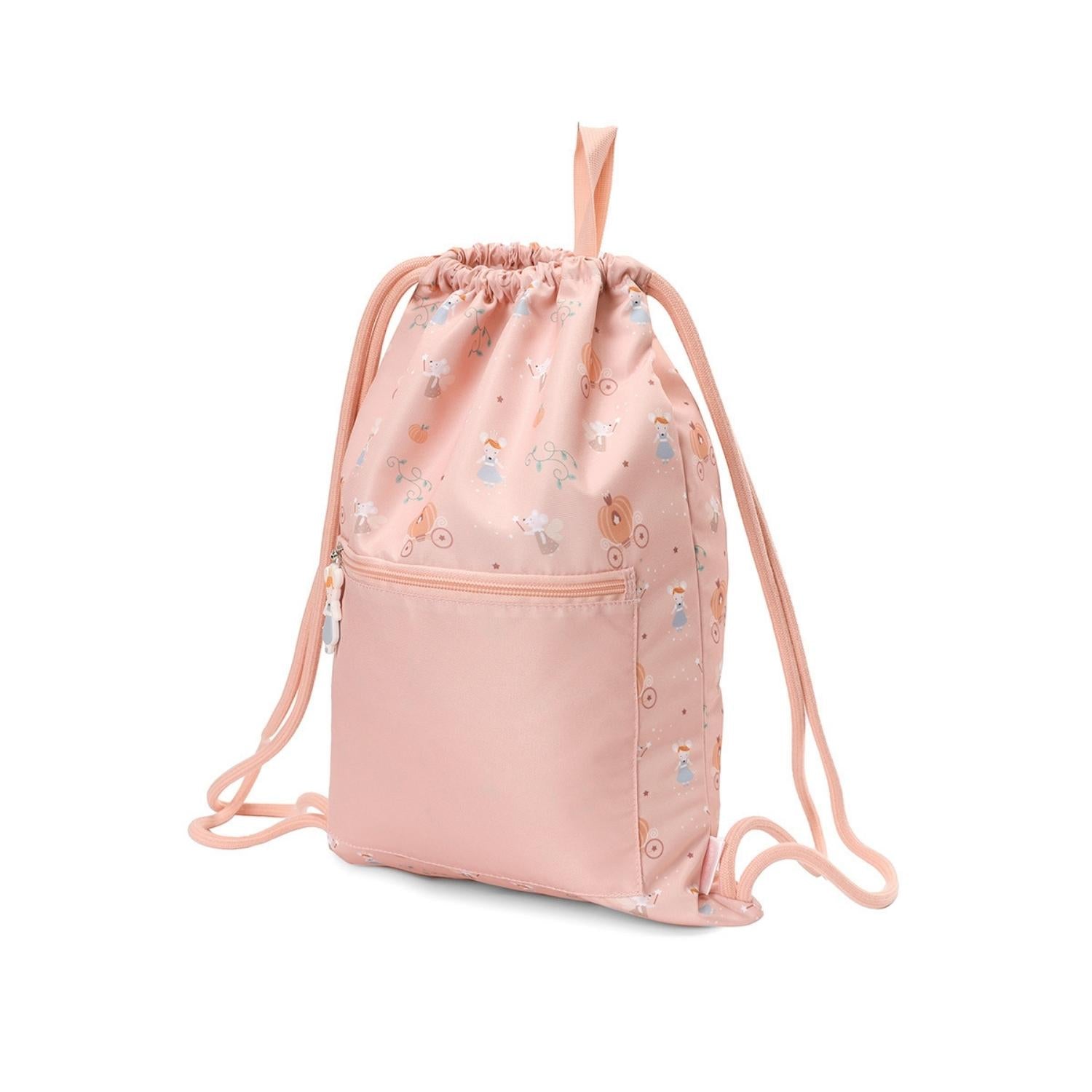 Mochila Saco Impermeable Mouse Fairies de Tutete. Esta mochila de cuerda infantil es perfecta a partir de los 6 años gracias a su ligereza, gran capacidad y resistencia. Cuenta con un práctico bolsillo exterior con cremallera y un divertido tirador decorativo de silicona para guardar los accesorios más pequeños.