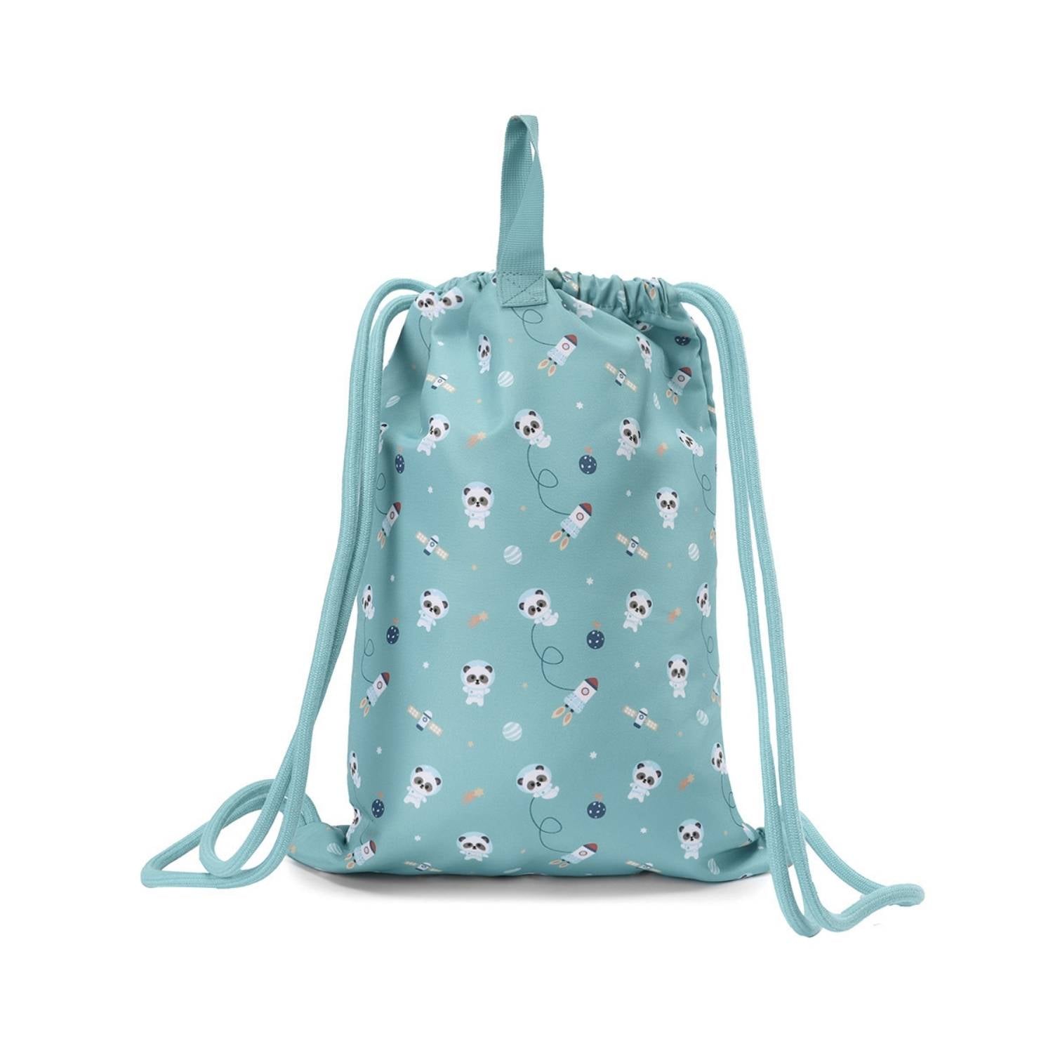 Mochila Saco Impermeable Pandas in Space de Tutete. Esta mochila de cuerda infantil es perfecta a partir de los 6 años gracias a su ligereza, gran capacidad y resistencia. Cuenta con un práctico bolsillo exterior con cremallera y un divertido tirador decorativo de silicona para guardar los accesorios más pequeños