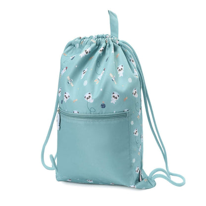 Mochila Saco Impermeable Pandas in Space de Tutete. Esta mochila de cuerda infantil es perfecta a partir de los 6 años gracias a su ligereza, gran capacidad y resistencia. Cuenta con un práctico bolsillo exterior con cremallera y un divertido tirador decorativo de silicona para guardar los accesorios más pequeños