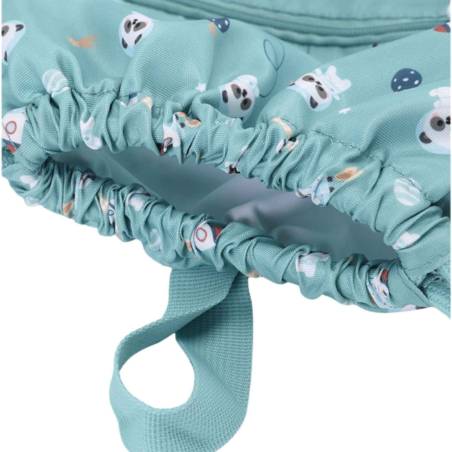 Mochila Saco Impermeable Pandas in Space de Tutete. Esta mochila de cuerda infantil es perfecta a partir de los 6 años gracias a su ligereza, gran capacidad y resistencia. Cuenta con un práctico bolsillo exterior con cremallera y un divertido tirador decorativo de silicona para guardar los accesorios más pequeños