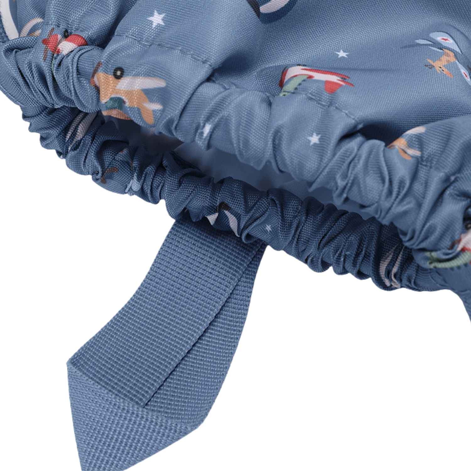 Mochila Saco Impermeable Planes (Aviones) de Tutete. Esta mochila de cuerda infantil es perfecta a partir de los 6 años gracias a su ligereza, gran capacidad y resistencia. Cuenta con un práctico bolsillo exterior con cremallera y un divertido tirador decorativo de silicona para guardar los accesorios más pequeños.