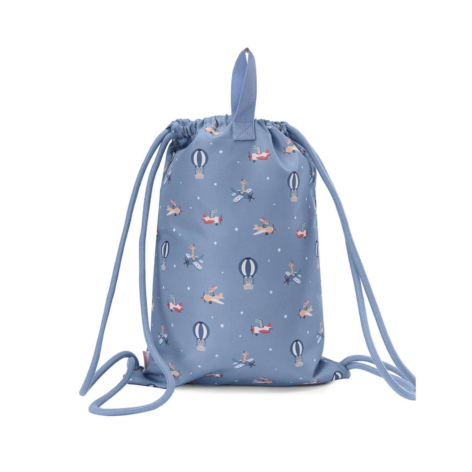 Mochila Saco Impermeable Planes (Aviones) de Tutete. Esta mochila de cuerda infantil es perfecta a partir de los 6 años gracias a su ligereza, gran capacidad y resistencia. Cuenta con un práctico bolsillo exterior con cremallera y un divertido tirador decorativo de silicona para guardar los accesorios más pequeños.