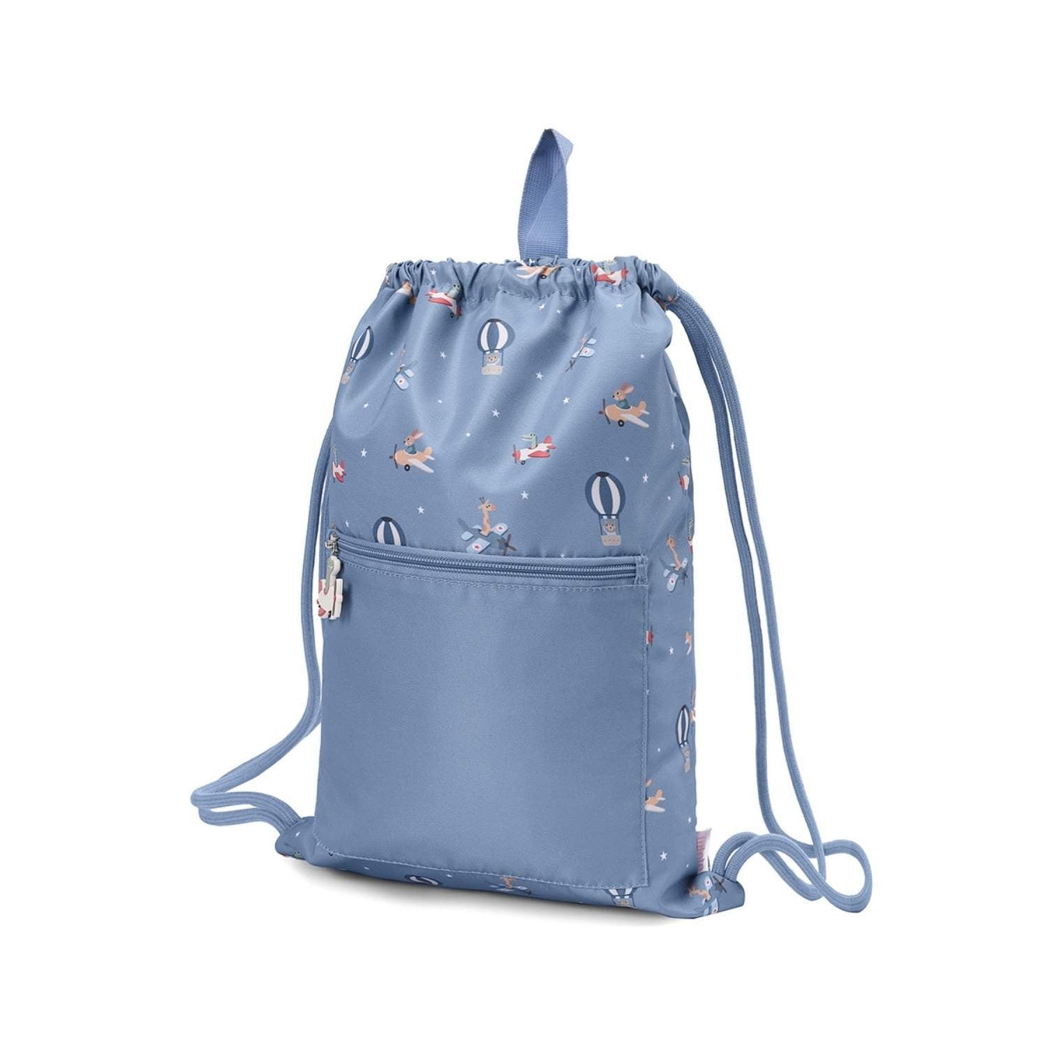 Mochila Saco Impermeable Planes (Aviones) de Tutete. Esta mochila de cuerda infantil es perfecta a partir de los 6 años gracias a su ligereza, gran capacidad y resistencia. Cuenta con un práctico bolsillo exterior con cremallera y un divertido tirador decorativo de silicona para guardar los accesorios más pequeños.