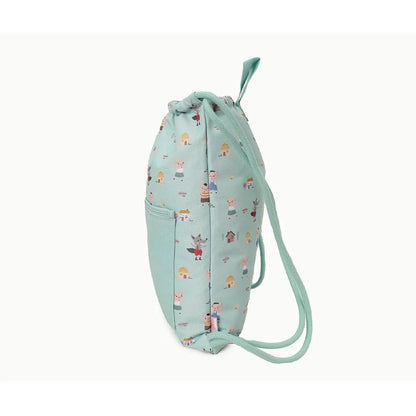 La Mochila Saco Impermeable de Tutete, con diseño exclusivo de The Three Little Pigs, es el accesorio imprescindible para acompañar a los peques en sus días más movidos: piscina, deporte, excursiones o cualquier aventura escolar.

Su interior impermeable protege la ropa, toalla o material del agua y la humedad,