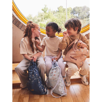 La Mochila Saco Impermeable de Tutete, con diseño exclusivo de The Three Little Pigs, es el accesorio imprescindible para acompañar a los peques en sus días más movidos: piscina, deporte, excursiones o cualquier aventura escolar.

Su interior impermeable protege la ropa, toalla o material del agua y la humedad,