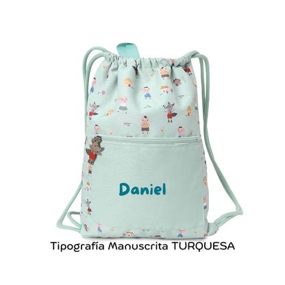 La Mochila Saco Impermeable de Tutete, con diseño exclusivo de The Three Little Pigs, es el accesorio imprescindible para acompañar a los peques en sus días más movidos: piscina, deporte, excursiones o cualquier aventura escolar.

Su interior impermeable protege la ropa, toalla o material del agua y la humedad,