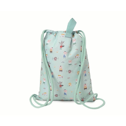 La Mochila Saco Impermeable de Tutete, con diseño exclusivo de The Three Little Pigs, es el accesorio imprescindible para acompañar a los peques en sus días más movidos: piscina, deporte, excursiones o cualquier aventura escolar.

Su interior impermeable protege la ropa, toalla o material del agua y la humedad,