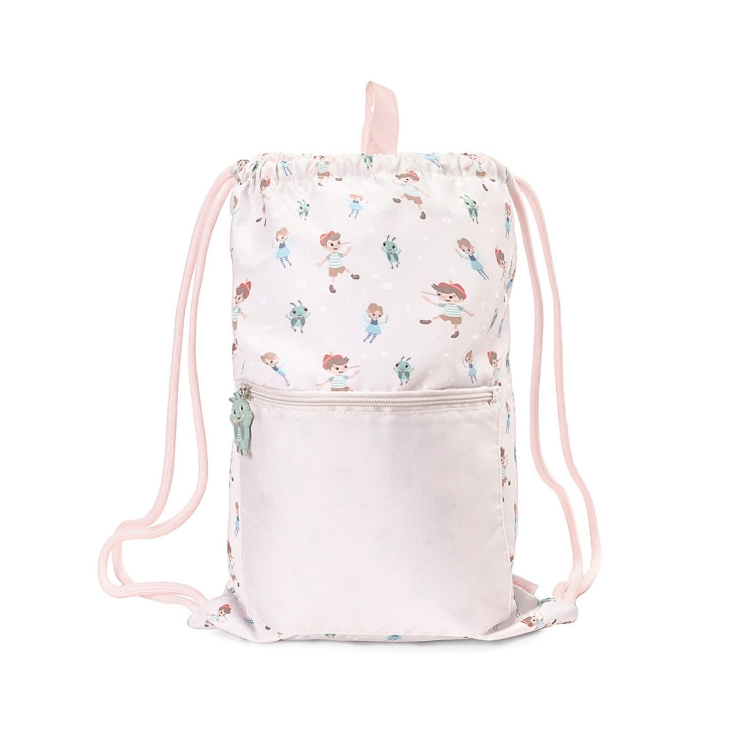 Mochila Saco Impermeable Wooden Boy (Pinocho) de Tutete. Esta mochila de cuerda infantil es perfecta a partir de los 6 años gracias a su ligereza, gran capacidad y resistencia. Cuenta con un práctico bolsillo exterior con cremallera y un divertido tirador decorativo de silicona para guardar los accesorios más pequeños.