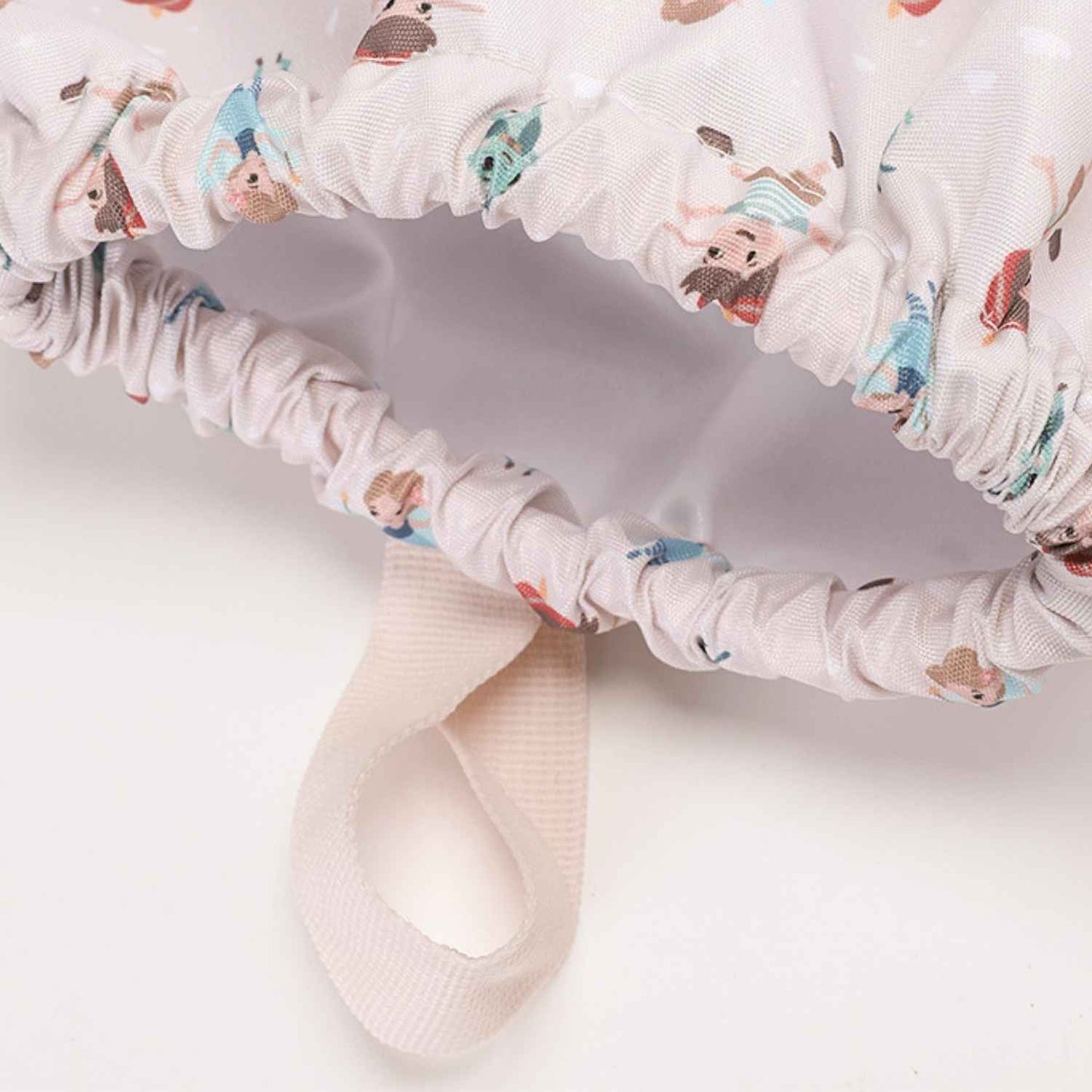 Mochila Saco Impermeable Wooden Boy (Pinocho) de Tutete. Esta mochila de cuerda infantil es perfecta a partir de los 6 años gracias a su ligereza, gran capacidad y resistencia. Cuenta con un práctico bolsillo exterior con cremallera y un divertido tirador decorativo de silicona para guardar los accesorios más pequeños.