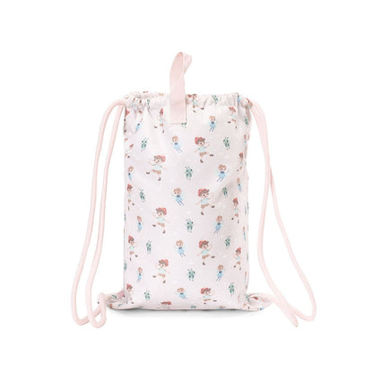 Mochila Saco Impermeable Wooden Boy (Pinocho) de Tutete. Esta mochila de cuerda infantil es perfecta a partir de los 6 años gracias a su ligereza, gran capacidad y resistencia. Cuenta con un práctico bolsillo exterior con cremallera y un divertido tirador decorativo de silicona para guardar los accesorios más pequeños.
