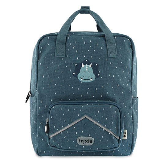 Esta mochila grande de Triceratops, con su carita bordada y su práctico bolsillo con reflectante en la parte frontal conquistará el corazón de vuestros peques y también el tuyo ¡Es ideal también para adultos dada su capacidad y tamaño!. Sus asas acolchadas y ajustables brindan comodidad en cada paso, mientras el cierre con clip en el pecho evita cualquier percance, y un espacio en el lateral exterior para colar la botella ¡ La tienes con el mismo animal&nbsp; en 350 ml y 500 ml!