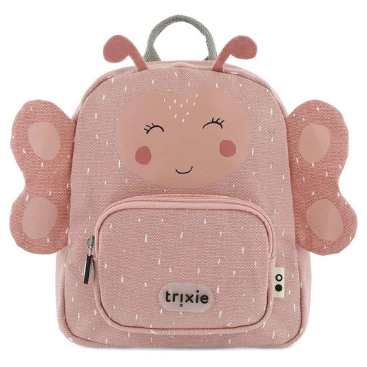 La mochila infantil Mariposa Trixie está diseñada pensando en la comodidad, la autonomía y el estilo de los más pequeños. Ideal para la etapa de infantil o preescolar, cuenta con tirantes acolchados y ajustables, además de una correa en el pecho que mantiene la mochila en su sitio sin que se resbale.