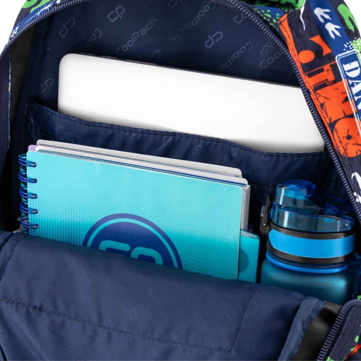 mochila escolar PRIME Happy Dinos de CoolPack! Una mochila de talla media ultraligera, fabricada con respaldo ergonómico de goma EVA y tirantes acolchados que garantizan un reparto óptimo del peso. Su diseño alegre y colorido cuenta con fondo reforzado, dos compartimentos espaciosos aptos para formato A4, bolsillo frontal con llavero de clic y bolsillos laterales con goma para la botella de agua.