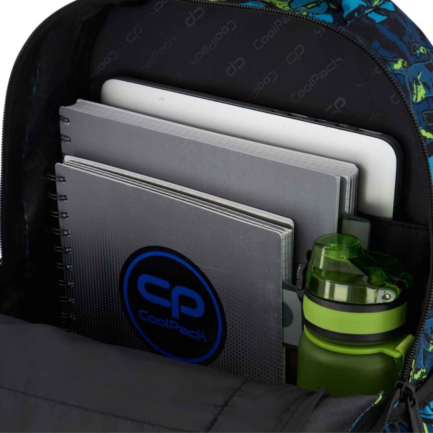  mochila escolar PRIME Kick Off de CoolPack! Una mochila de talla media ultraligera, fabricada con respaldo ergonómico de goma EVA y tirantes acolchados que garantizan un reparto óptimo del peso. Su diseño alegre y colorido cuenta con fondo reforzado, dos compartimentos espaciosos aptos para formato A4, bolsillo frontal con llavero de clic y bolsillos laterales con goma para la botella de agua. 