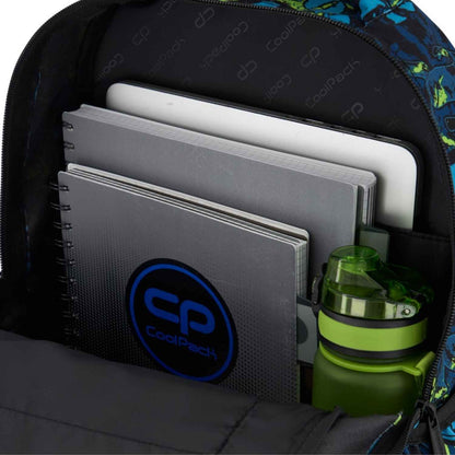  mochila escolar PRIME Kick Off de CoolPack! Una mochila de talla media ultraligera, fabricada con respaldo ergonómico de goma EVA y tirantes acolchados que garantizan un reparto óptimo del peso. Su diseño alegre y colorido cuenta con fondo reforzado, dos compartimentos espaciosos aptos para formato A4, bolsillo frontal con llavero de clic y bolsillos laterales con goma para la botella de agua. 