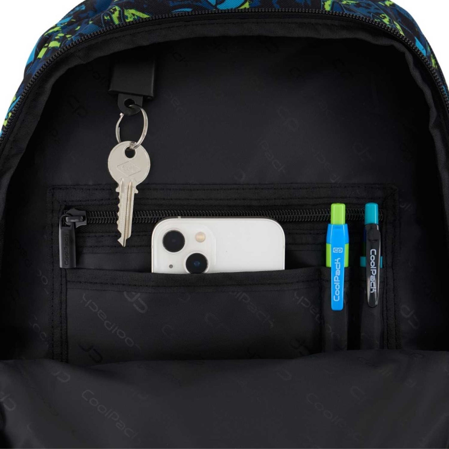  mochila escolar PRIME Kick Off de CoolPack! Una mochila de talla media ultraligera, fabricada con respaldo ergonómico de goma EVA y tirantes acolchados que garantizan un reparto óptimo del peso. Su diseño alegre y colorido cuenta con fondo reforzado, dos compartimentos espaciosos aptos para formato A4, bolsillo frontal con llavero de clic y bolsillos laterales con goma para la botella de agua. 