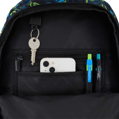  mochila escolar PRIME Kick Off de CoolPack! Una mochila de talla media ultraligera, fabricada con respaldo ergonómico de goma EVA y tirantes acolchados que garantizan un reparto óptimo del peso. Su diseño alegre y colorido cuenta con fondo reforzado, dos compartimentos espaciosos aptos para formato A4, bolsillo frontal con llavero de clic y bolsillos laterales con goma para la botella de agua. 