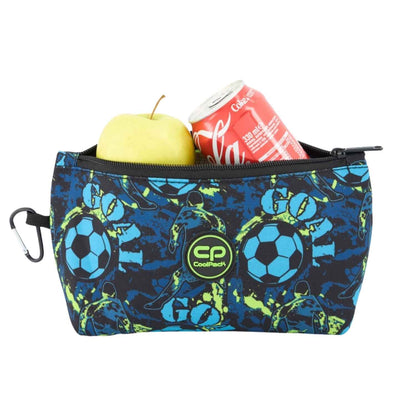  mochila escolar PRIME Kick Off de CoolPack! Una mochila de talla media ultraligera, fabricada con respaldo ergonómico de goma EVA y tirantes acolchados que garantizan un reparto óptimo del peso. Su diseño alegre y colorido cuenta con fondo reforzado, dos compartimentos espaciosos aptos para formato A4, bolsillo frontal con llavero de clic y bolsillos laterales con goma para la botella de agua. 