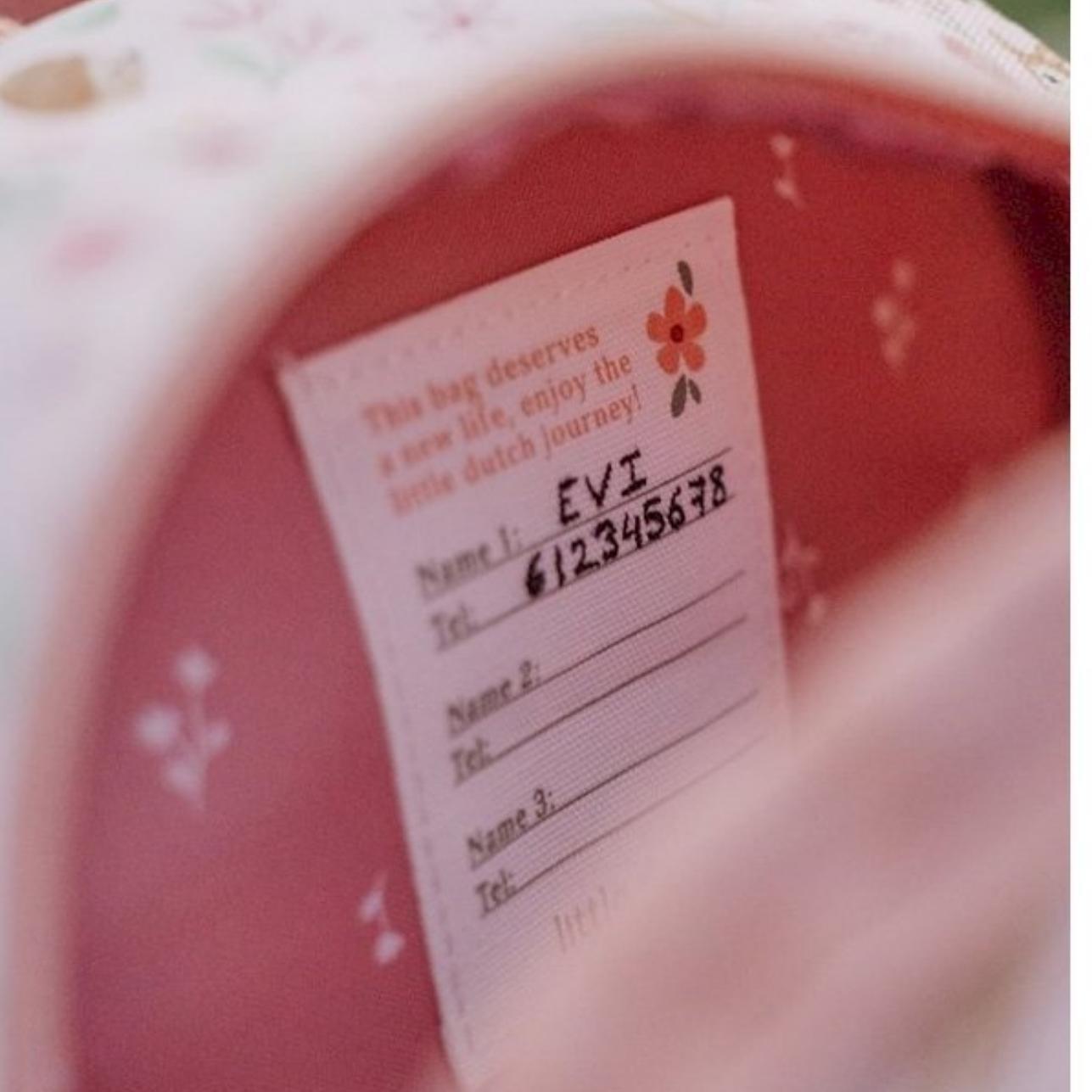 La mochila Fairy Garden de Little Dutch es justo lo que necesitas para acompañar a tu peque en sus primeros años de escuelita. 🐣 Ligera, compacta y con un diseño adorable lleno de gaviotas, ¡te va a enamorar desde el primer vistazo!

Fabricada con materiales reciclados de 10 botellas PET, combina estilo, sostenibilidad y funcionalidad. Es perfecta para el primer ciclo de infantil (1 a 3 años) y tiene capacidad suficiente para llevar la fiambrera, la botella y la muda de ropa sin complicaciones.