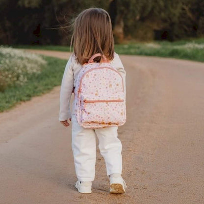 La mochila Fairy Garden de Little Dutch es justo lo que necesitas para acompañar a tu peque en sus primeros años de escuelita. 🐣 Ligera, compacta y con un diseño adorable lleno de gaviotas, ¡te va a enamorar desde el primer vistazo!

Fabricada con materiales reciclados de 10 botellas PET, combina estilo, sostenibilidad y funcionalidad. Es perfecta para el primer ciclo de infantil (1 a 3 años) y tiene capacidad suficiente para llevar la fiambrera, la botella y la muda de ropa sin complicaciones.