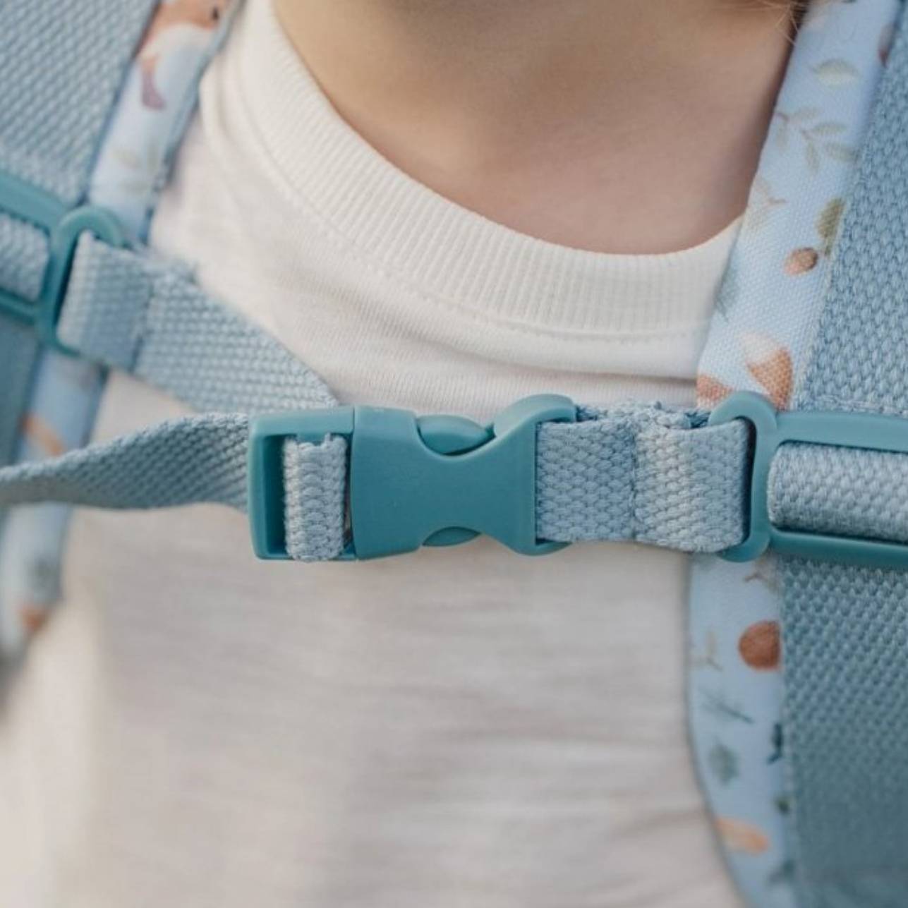 La mochila Forest friends de Little Dutch es justo lo que necesitas para acompañar a tu peque en sus primeros años de escuelita. 🐣 Ligera, compacta y con un diseño adorable lleno de gaviotas, ¡te va a enamorar desde el primer vistazo!

Fabricada con materiales reciclados de 10 botellas PET, combina estilo, sostenibilidad y funcionalidad. Es perfecta para el primer ciclo de infantil (1 a 5 años) y tiene capacidad suficiente para llevar la fiambrera, la botella y la muda de ropa sin complicacion