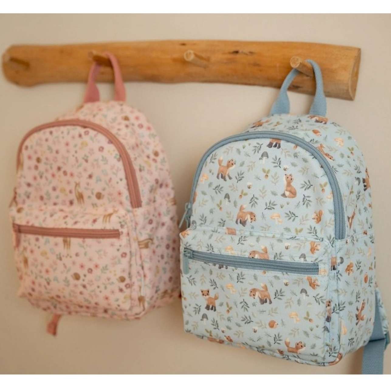 La mochila Forest friends de Little Dutch es justo lo que necesitas para acompañar a tu peque en sus primeros años de escuelita. 🐣 Ligera, compacta y con un diseño adorable lleno de gaviotas, ¡te va a enamorar desde el primer vistazo!

Fabricada con materiales reciclados de 10 botellas PET, combina estilo, sostenibilidad y funcionalidad. Es perfecta para el primer ciclo de infantil (1 a 5 años) y tiene capacidad suficiente para llevar la fiambrera, la botella y la muda de ropa sin complicacion