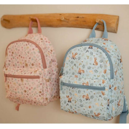 La mochila Forest friends de Little Dutch es justo lo que necesitas para acompañar a tu peque en sus primeros años de escuelita. 🐣 Ligera, compacta y con un diseño adorable lleno de gaviotas, ¡te va a enamorar desde el primer vistazo!

Fabricada con materiales reciclados de 10 botellas PET, combina estilo, sostenibilidad y funcionalidad. Es perfecta para el primer ciclo de infantil (1 a 5 años) y tiene capacidad suficiente para llevar la fiambrera, la botella y la muda de ropa sin complicacion