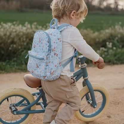 La mochila Forest friends de Little Dutch es justo lo que necesitas para acompañar a tu peque en sus primeros años de escuelita. 🐣 Ligera, compacta y con un diseño adorable lleno de gaviotas, ¡te va a enamorar desde el primer vistazo!

Fabricada con materiales reciclados de 10 botellas PET, combina estilo, sostenibilidad y funcionalidad. Es perfecta para el primer ciclo de infantil (1 a 5 años) y tiene capacidad suficiente para llevar la fiambrera, la botella y la muda de ropa sin complicacion