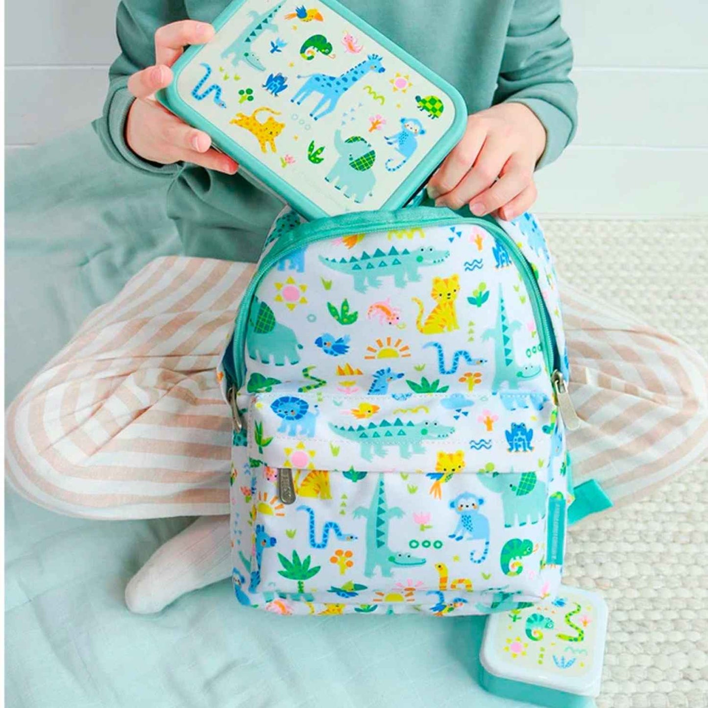 Pack Vuelta al Cole JUNGLE: Mochila + Botella Tritán + Set de 4 Cajas de Almuerzo A Little Lovely Company