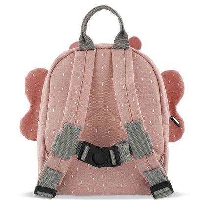 La mochila infantil Mariposa Trixie está diseñada pensando en la comodidad, la autonomía y el estilo de los más pequeños. Ideal para la etapa de infantil o preescolar, cuenta con tirantes acolchados y ajustables, además de una correa en el pecho que mantiene la mochila en su sitio sin que se resbale.