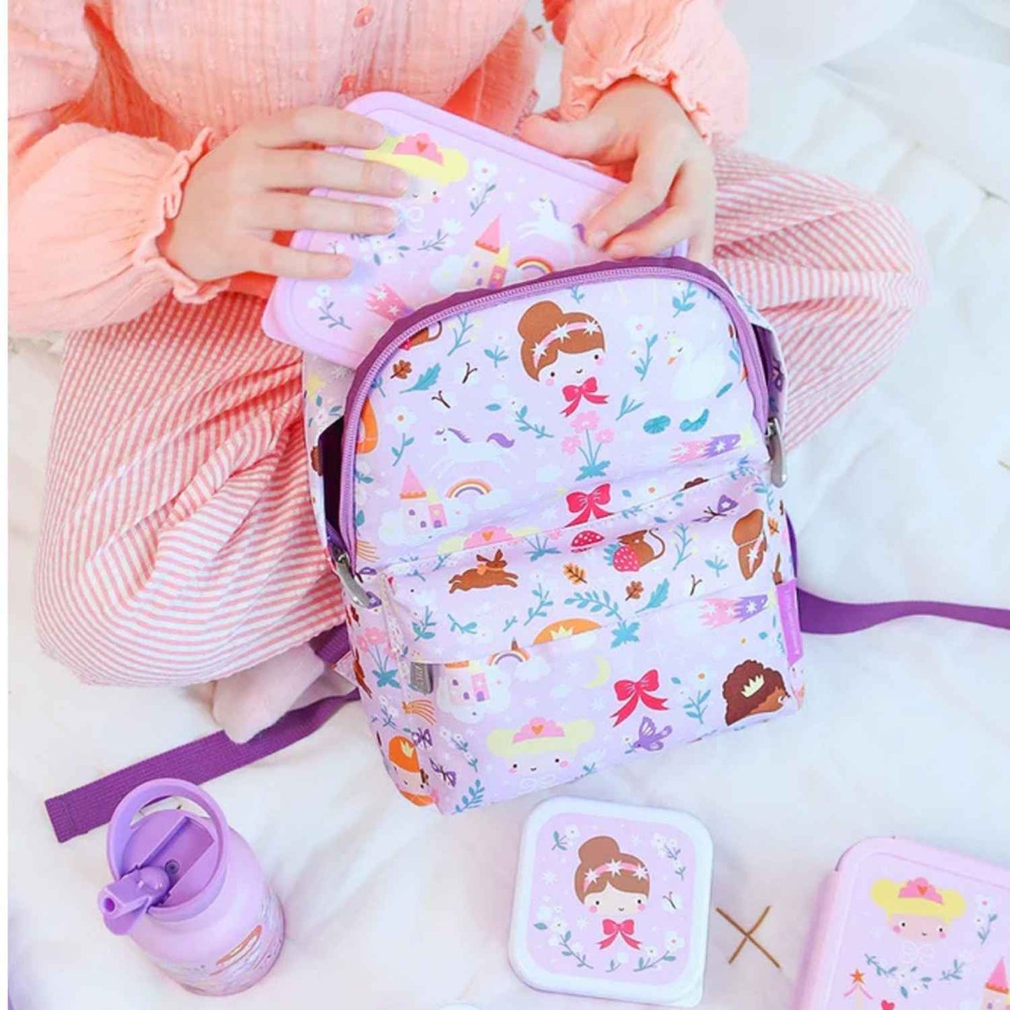  mochila infantil de A Little Lovely Company! Diseñada especialmente para niños de 0 a 3 años y tambien para 3-6 si no llevan carpeta de fichas, esta mochila combina resistencia, comodidad y un estilo súper molón. Cuenta con correas de ajuste pectoral para evitar que se deslice de sus hombros, respaldo transpirable y un compartimento optimizado para llevar la muda de cambio