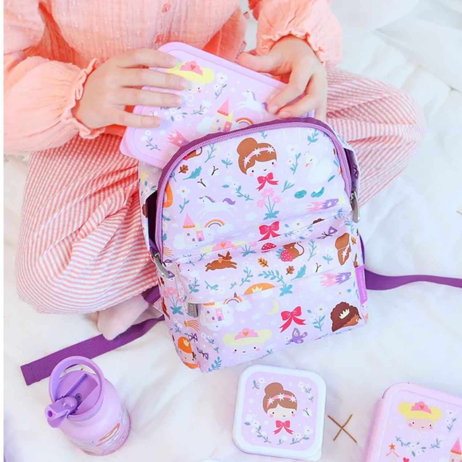  mochila infantil de A Little Lovely Company! Diseñada especialmente para niños de 0 a 3 años y tambien para 3-6 si no llevan carpeta de fichas, esta mochila combina resistencia, comodidad y un estilo súper molón. Cuenta con correas de ajuste pectoral para evitar que se deslice de sus hombros, respaldo transpirable y un compartimento optimizado para llevar la muda de cambio