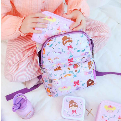  mochila infantil de A Little Lovely Company! Diseñada especialmente para niños de 0 a 3 años y tambien para 3-6 si no llevan carpeta de fichas, esta mochila combina resistencia, comodidad y un estilo súper molón. Cuenta con correas de ajuste pectoral para evitar que se deslice de sus hombros, respaldo transpirable y un compartimento optimizado para llevar la muda de cambio