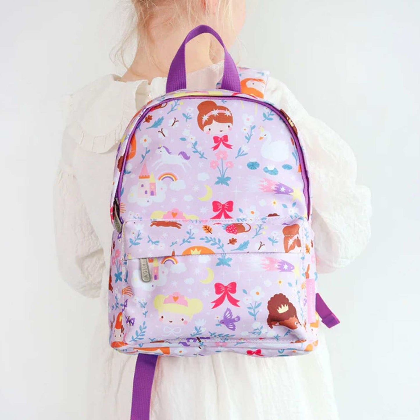  mochila infantil de A Little Lovely Company! Diseñada especialmente para niños de 0 a 3 años y tambien para 3-6 si no llevan carpeta de fichas, esta mochila combina resistencia, comodidad y un estilo súper molón. Cuenta con correas de ajuste pectoral para evitar que se deslice de sus hombros, respaldo transpirable y un compartimento optimizado para llevar la muda de cambio